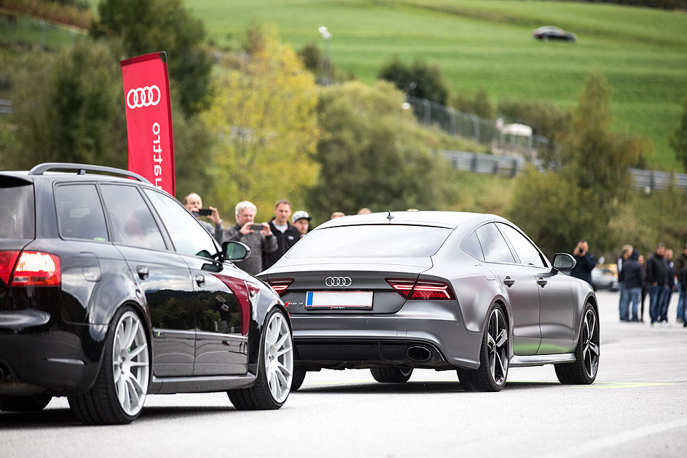Ein grauer Audi steht vor einem schwarzen Audi