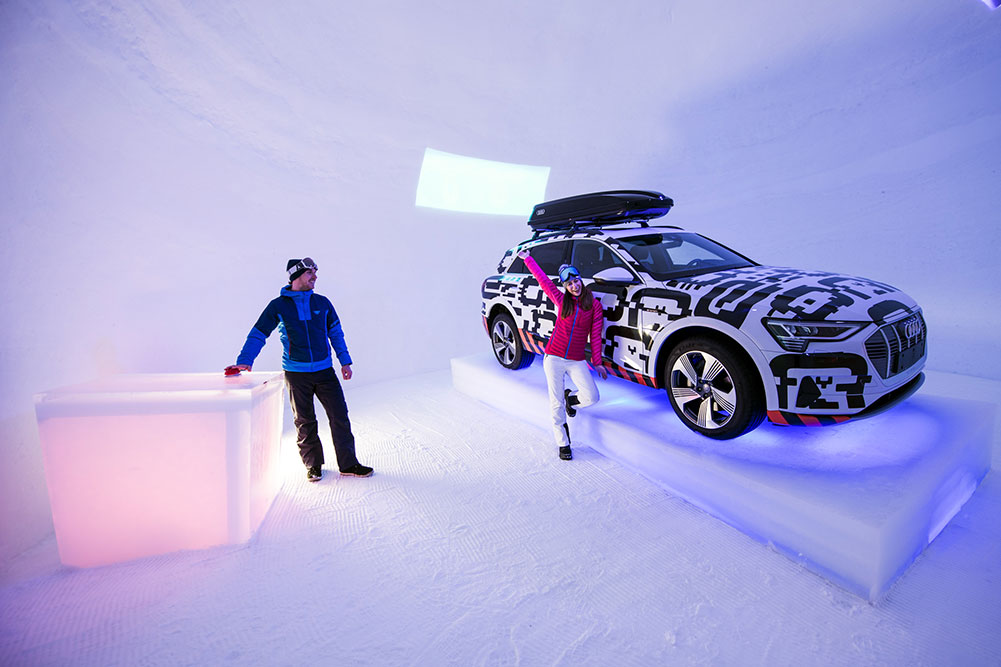 Mann und Frau vor einem Audi Modell im Ice Camp am Kitzsteinhorn