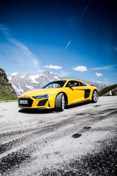 Audi R8 in gelber Farbe von der Seite fotografiert