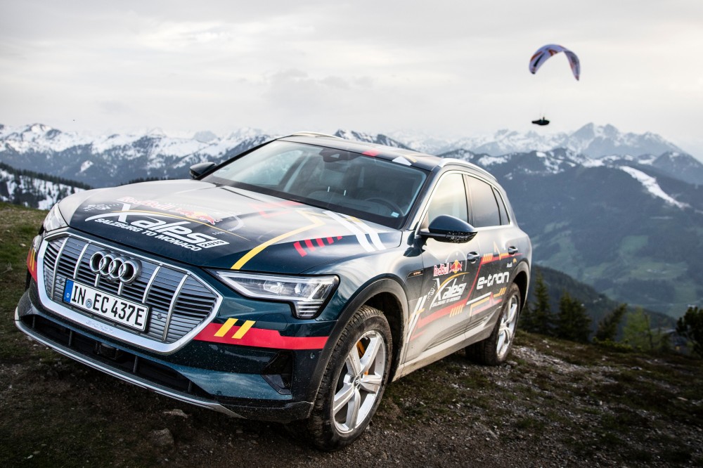 Audi Modell mit X-Alps Branding parkt auf einem Hügel